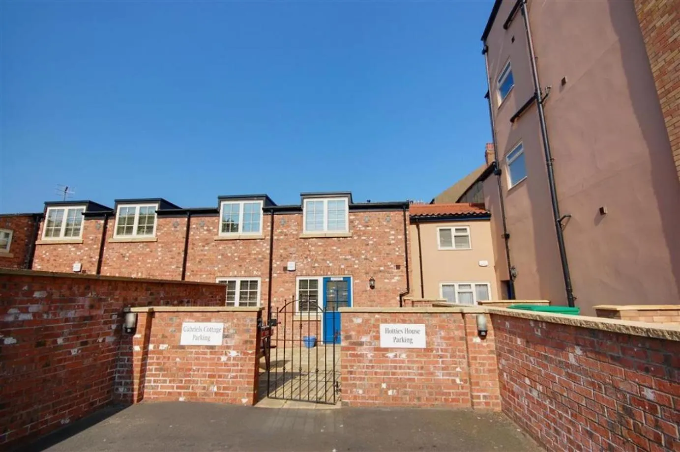 Hotties House - Two-Bed Cottage, Dog-Friendly & Off-Street Parking - Scarborough 0*,