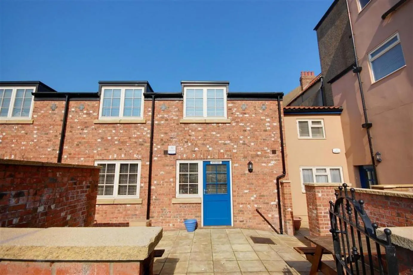 Hotties House - Two-Bed Cottage, Dog-Friendly & Off-Street Parking - Scarborough Apartment