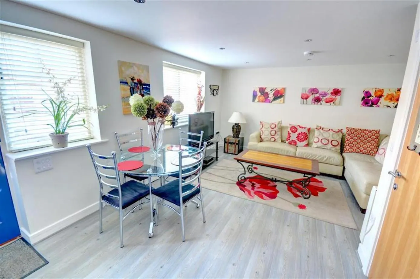 Hotties House - Two-Bed Cottage, Dog-Friendly & Off-Street Parking - Scarborough 0*,  United Kingdom